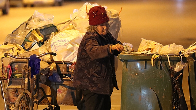 敬禮，勵(lì)志可愛的“拾荒奶奶”
