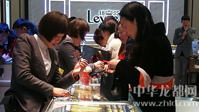 臨近春節(jié)，周口消費(fèi)市場紅似火