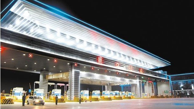 周口北收費(fèi)站流光溢彩，一派迎接省十三運(yùn)會(huì)的喜慶氛圍