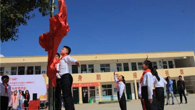 周口留守兒童的國慶節(jié)：敬隊禮、升國旗