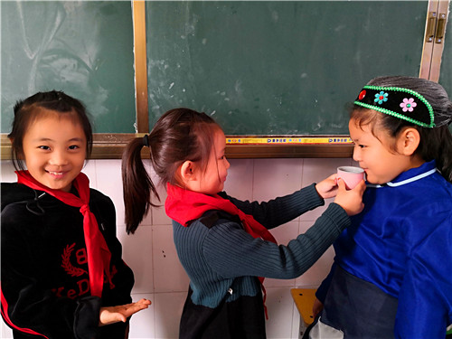 周口：小學(xué)生扮演“爺爺、奶奶” 感受重陽敬老情