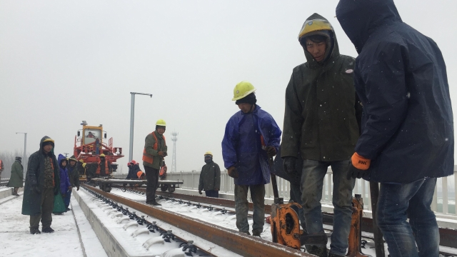 致敬！風雪中的高鐵建設者