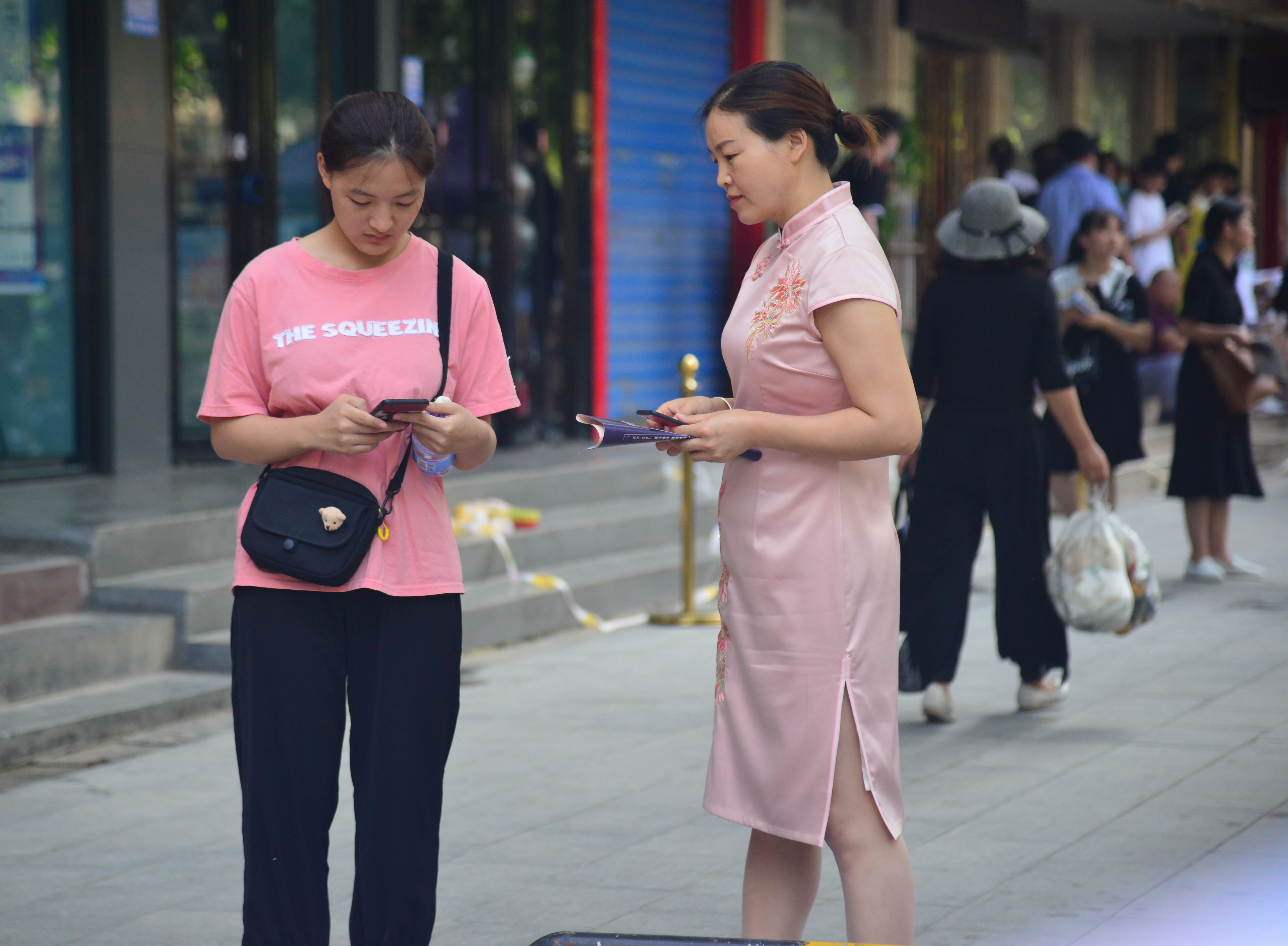 旗開得勝！高考考場外的旗袍媽媽們