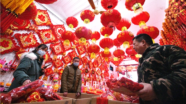 新年到！紅燈籠對聯(lián)市場俏